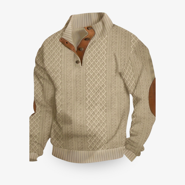 Pull en maille torsadée beige avec col montant et boutons en cuir, coudières marron. Style élégant et confortable pour l'hiver. Mode homme tendance.