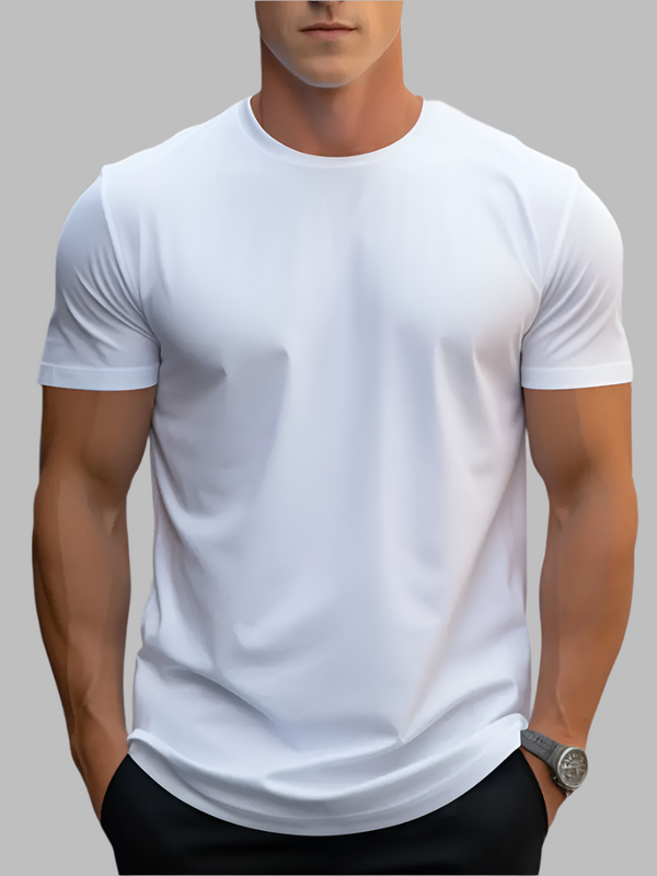 Homme portant un t-shirt blanc ajusté, manches courtes, avec montre argentée, sur fond gris. Mode masculine, style décontracté, vêtements tendance.