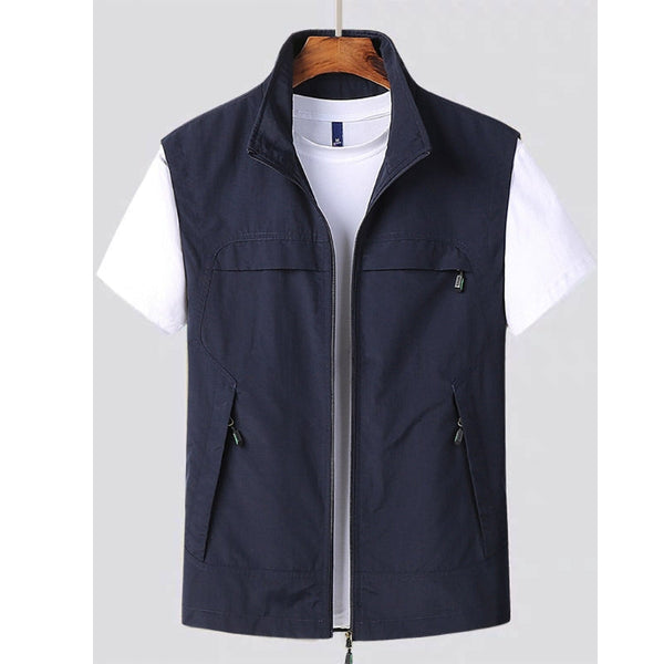 Gilet sans manches bleu marine pour homme, avec fermeture éclair, poches zippées, sur un cintre, sur fond gris. Mode masculine, vêtement décontracté.
