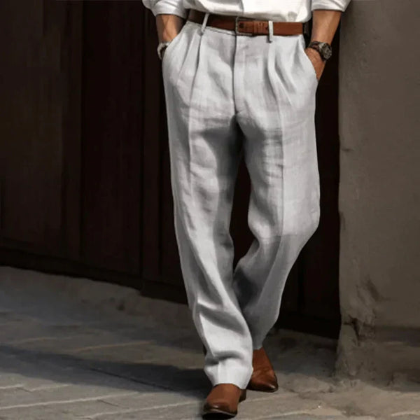 Pantalon en lin gris pour homme, style décontracté, ceinture marron, chaussures en cuir marron, mode élégante et estivale.