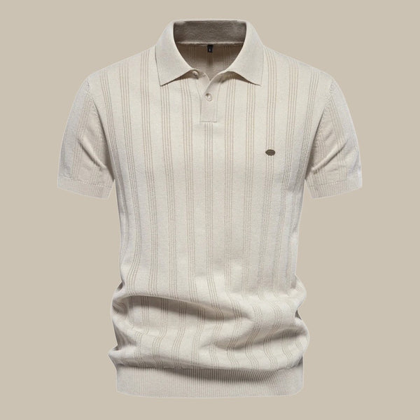Polo beige en maille à rayures verticales, manches courtes, col classique, boutonnière, style élégant et décontracté pour homme.