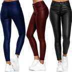 Trois femmes portant des leggings en cuir synthétique bleu, bordeaux et noir, avec des baskets blanches. Mode féminine, pantalons tendance.