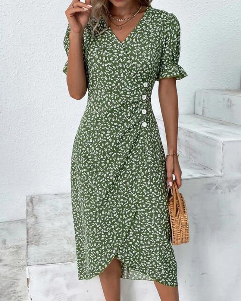 Robe verte à fleurs blanches avec manches courtes et boutons, portée par une femme tenant un sac en osier. Mode estivale élégante et tendance.