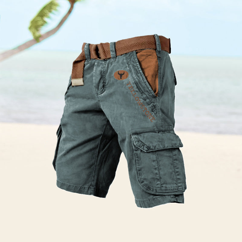 Short cargo vert avec ceinture marron sur plage tropicale, poche latérale, logo Headstone visible. Mode estivale, vêtements décontractés pour homme.