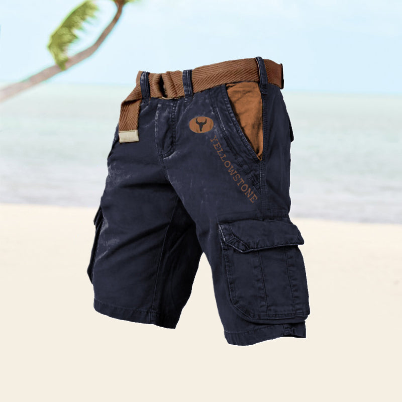 Short cargo bleu marine avec ceinture marron, logo Yellowstone, sur plage tropicale. Poche latérale, style décontracté, idéal pour l'été.