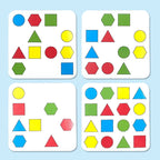 Quatre cartes blanches avec des formes géométriques colorées : carrés, cercles, triangles, hexagones en rouge, vert, bleu, jaune sur fond bleu.