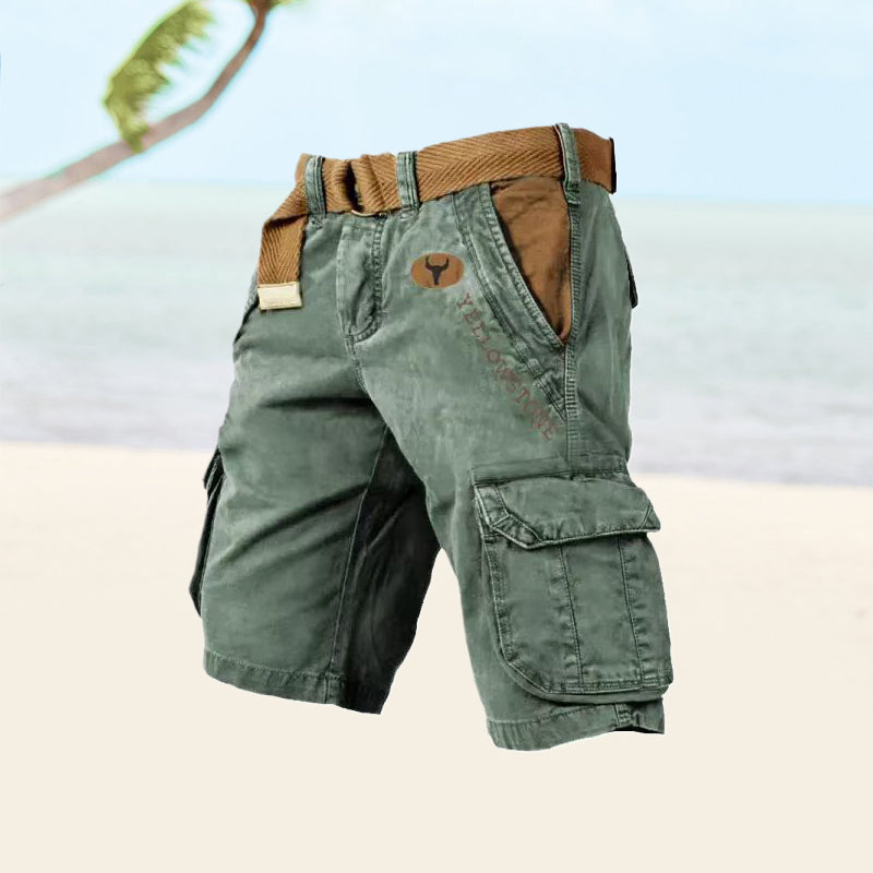 Short cargo vert pour homme avec ceinture marron, poches latérales, sur une plage tropicale. Mode estivale, vêtements décontractés, style plage.