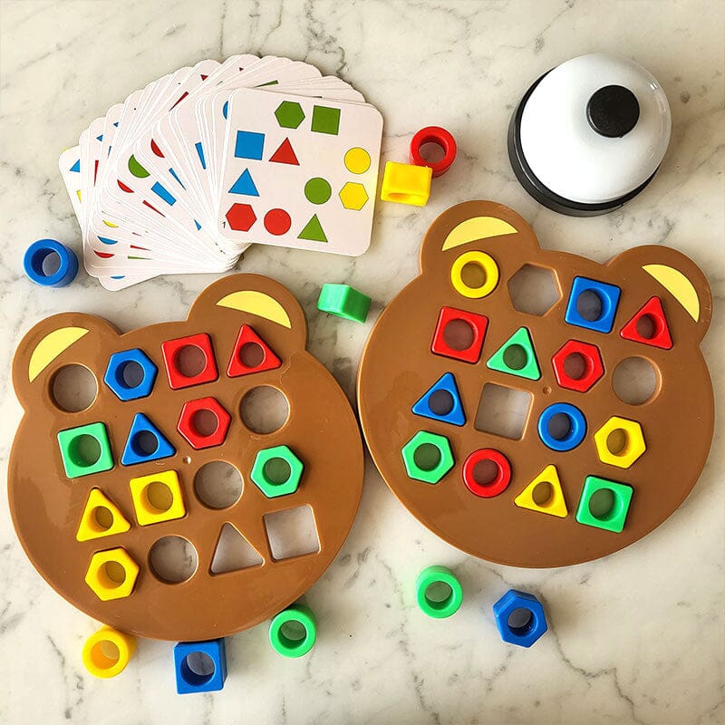 Jeu éducatif pour enfants avec formes géométriques colorées, cartes d'activités et plateau ours. Apprentissage ludique des formes et couleurs.