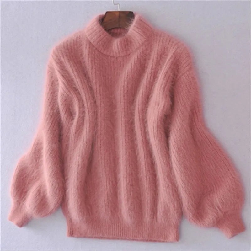 Pull en laine rose à col montant, manches bouffantes, suspendu sur un cintre en bois. Mode hiver, vêtement chaud, style décontracté.