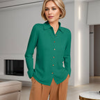 Femme élégante en chemisier vert et pantalon beige dans un salon moderne. Mode féminine, style chic, intérieur contemporain.