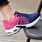 Chaussure de sport femme, bleu et rose, semelle épaisse, design respirant, idéale pour course à pied et fitness, style moderne et confortable.