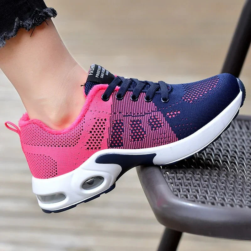 Chaussure de sport femme, bleu et rose, semelle épaisse, design respirant, idéale pour course à pied et fitness, style moderne et confortable.