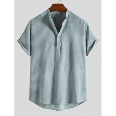 Camisa de lino a rayas para hombre con tapeta de medio botón