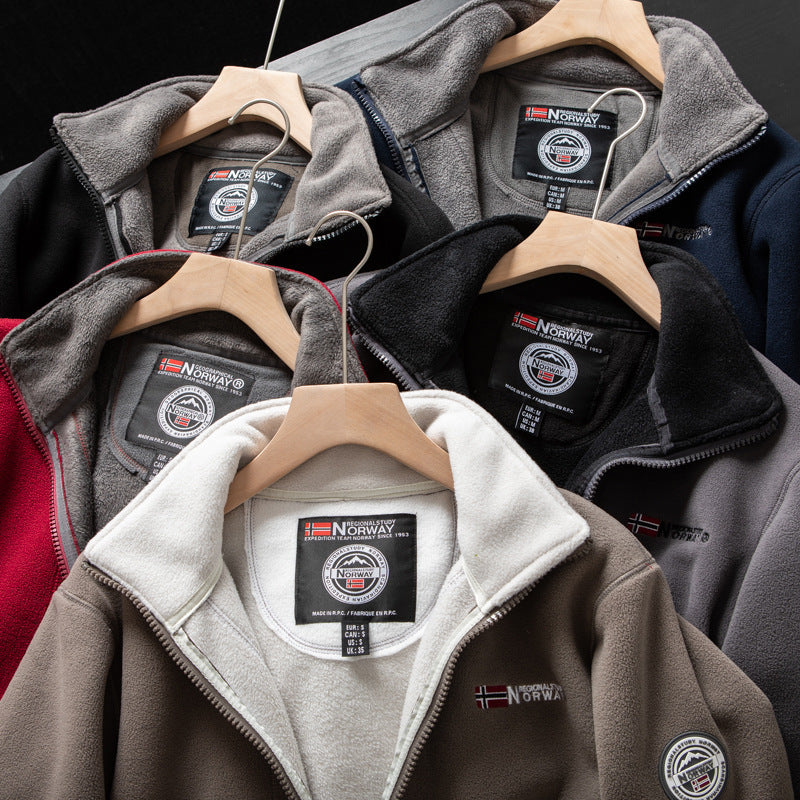 Vestes polaires à capuche pour homme, marque Norway, en différentes couleurs sur cintres en bois. Confortables, chaudes, idéales pour l'hiver.