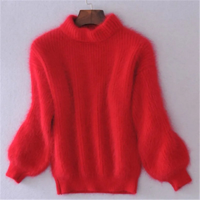 Pull-over rouge en laine mohair, manches bouffantes, col montant, suspendu sur un cintre en bois. Mode hiver, vêtement chaud et élégant.