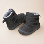 Bottes d'hiver pour enfants en cuir noir avec doublure en fourrure, fermeture à scratch, semelle antidérapante. Chaussures chaudes et confortables.