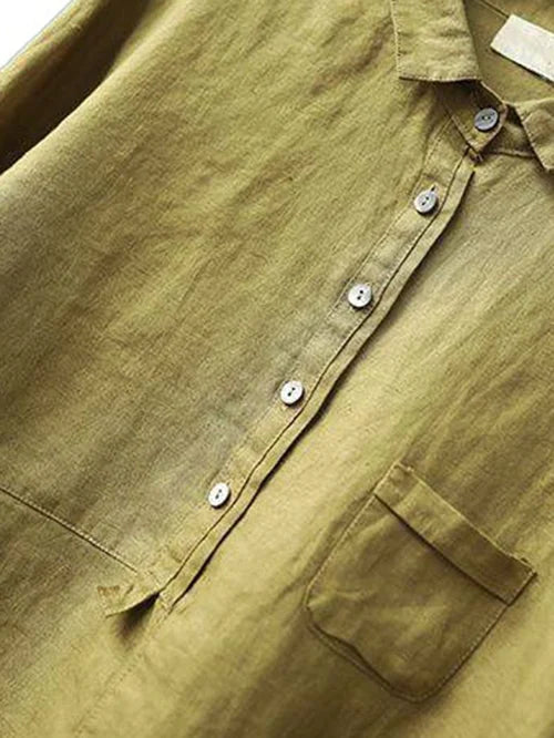 Chemise en lin vert olive avec col classique, boutons blancs et poche poitrine. Mode éco-responsable, style décontracté, tendance automne.
