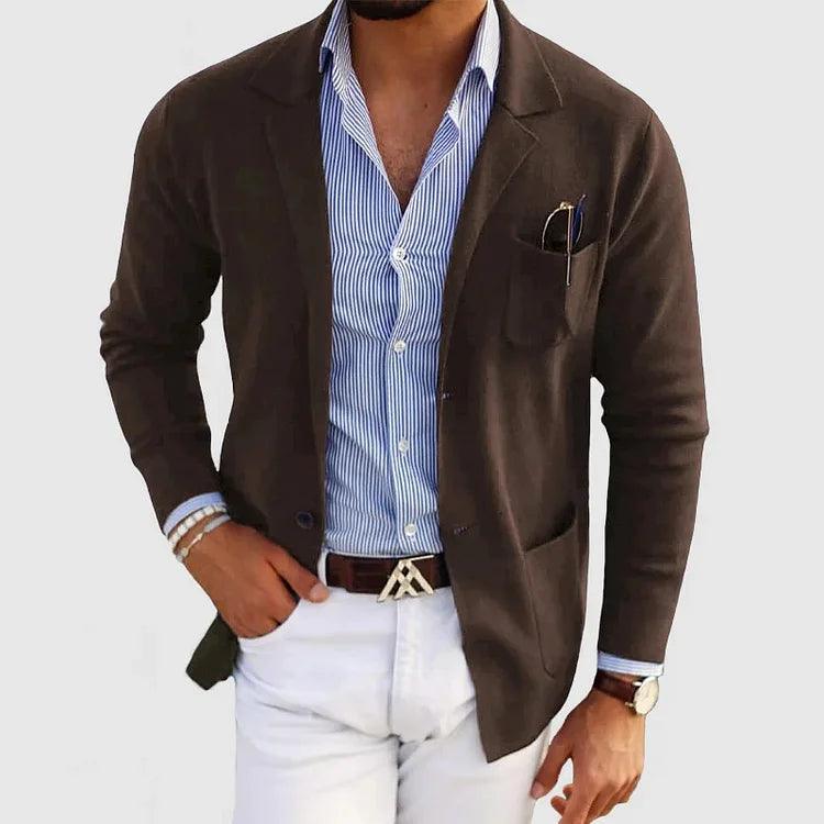 Homme en chemise rayée bleue et blazer marron, portant un pantalon blanc et une ceinture élégante. Mode masculine chic et décontractée.