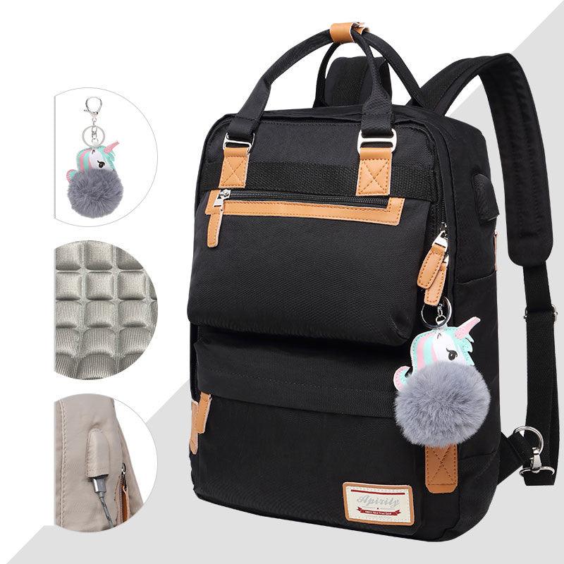 Sac à dos noir élégant avec détails en cuir marron, porte-clés licorne, poches multiples, bretelles ajustables et tissu résistant. Accessoire mode pratique.