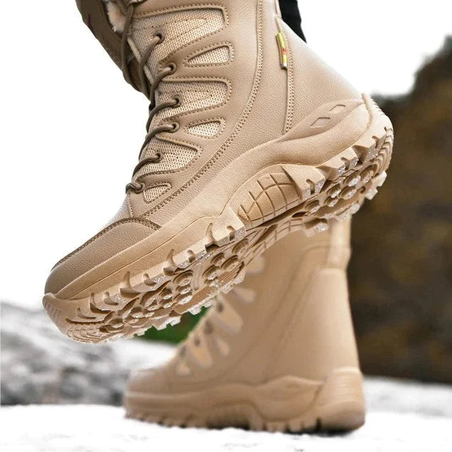Bottes de randonnée beige robustes avec semelles antidérapantes, idéales pour trekking en montagne. Chaussures outdoor résistantes et confortables.