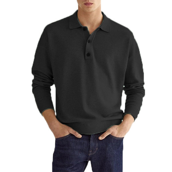 Homme portant un pull noir à col polo, manches longues, avec jean bleu. Mode masculine élégante, tenue décontractée automne-hiver.