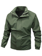 Veste imperméable verte pour homme avec col montant, fermeture éclair et boutons-pression, idéale pour la randonnée et les activités de plein air.