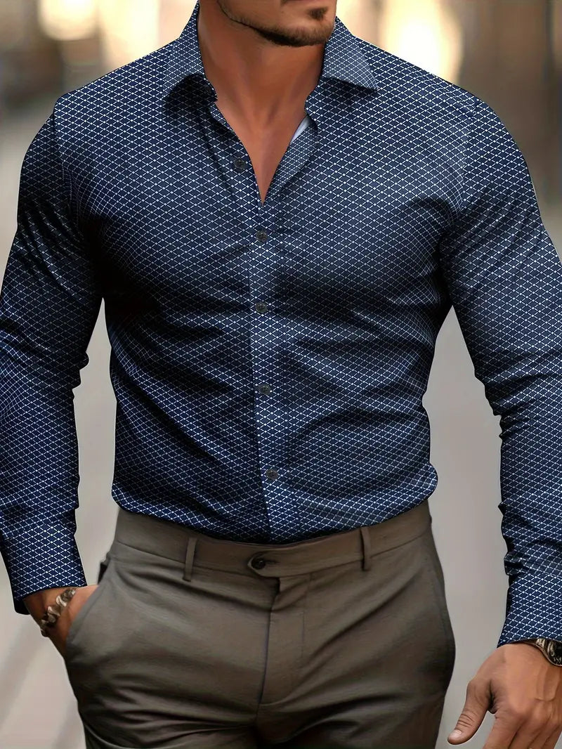 Homme portant une chemise bleue à motifs géométriques et un pantalon beige, style élégant et moderne, mode masculine urbaine.