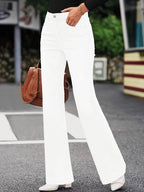 Pantalon blanc évasé pour femme, style moderne, porté avec un sac à main marron. Mode féminine, tendance automne, look urbain chic.