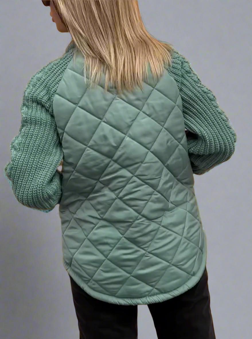 Veste matelassée verte pour femme avec manches en tricot, vue de dos. Mode automne-hiver, style décontracté, tendance vêtements chauds.
