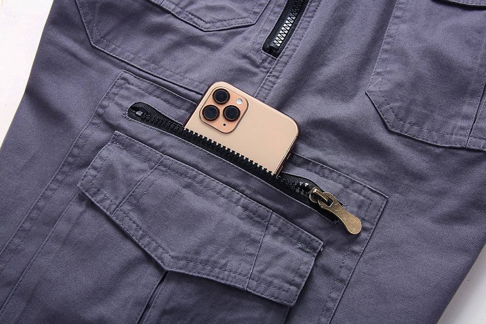 Pantalon gris avec poche zippée contenant un smartphone moderne. Mode pratique, rangement sécurisé, technologie mobile, style urbain.