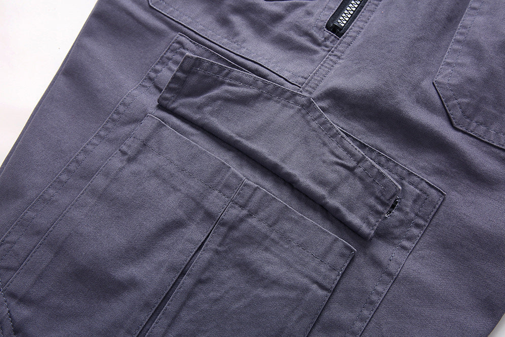 Pantalon cargo gris avec poches multiples et fermeture éclair, tissu résistant, mode utilitaire, style décontracté pour homme.