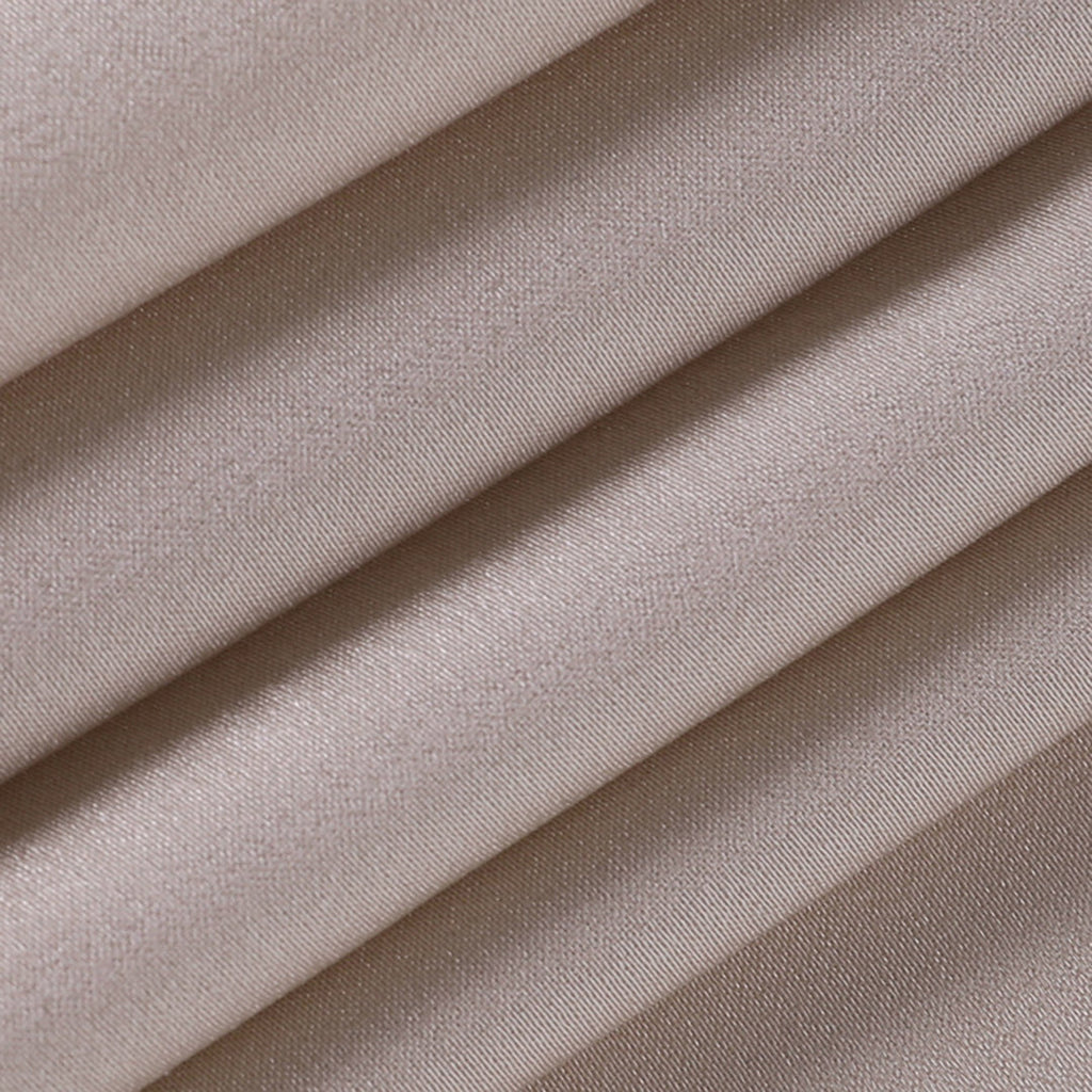 Tissu en satin beige plissé, texture douce et brillante, idéal pour la couture de vêtements élégants et la décoration intérieure.