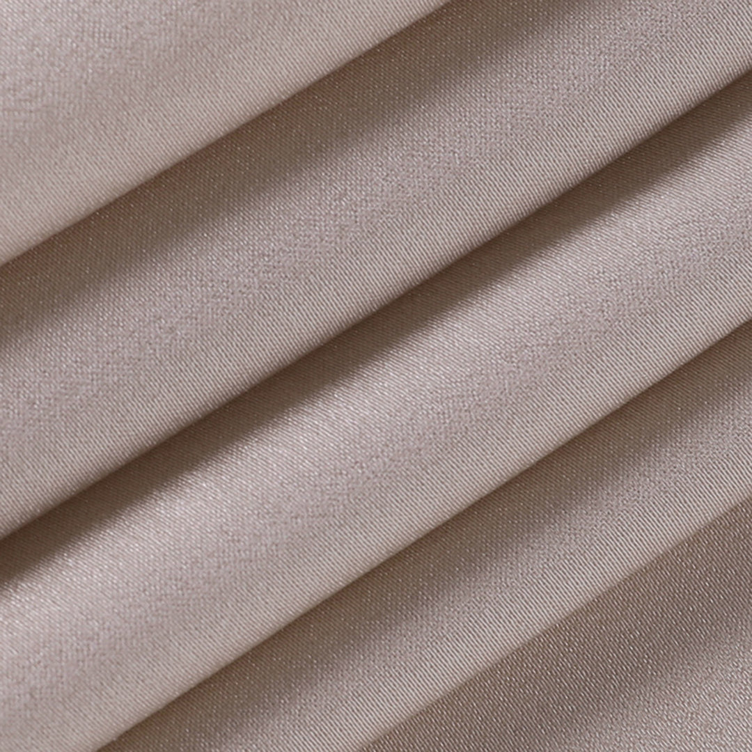 Tissu en satin beige plissé, texture douce et brillante, idéal pour la couture de vêtements élégants et la décoration intérieure.