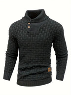Pull en maille torsadée noir pour homme avec col montant et boutons en bois, style élégant et moderne, idéal pour l'hiver et la mode masculine.