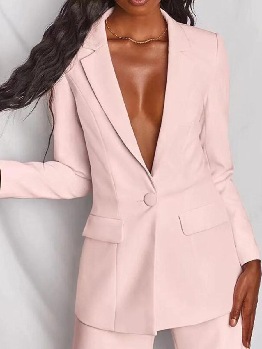 Femme portant un blazer rose pâle élégant, coupe ajustée, avec col à revers et bouton unique, sur fond neutre. Mode féminine chic et moderne.