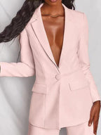 Femme portant un blazer rose pâle élégant, coupe ajustée, avec col à revers et bouton unique, sur fond neutre. Mode féminine chic et moderne.