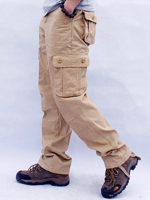 Pantalon cargo beige pour homme avec poches latérales, porté avec des chaussures de randonnée marron. Mode décontractée et fonctionnelle.