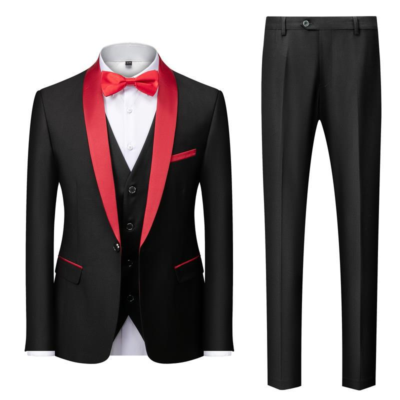 Costume homme élégant noir avec revers et nœud papillon rouges, chemise blanche, gilet noir, pantalon assorti. Tenue de soirée chic et moderne.