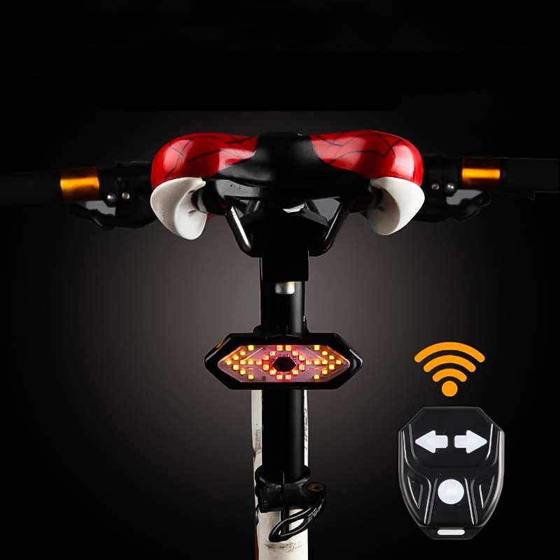 Feu arrière de vélo intelligent avec télécommande sans fil, clignotants LED, sécurité cycliste, guidon rouge et noir, technologie moderne.