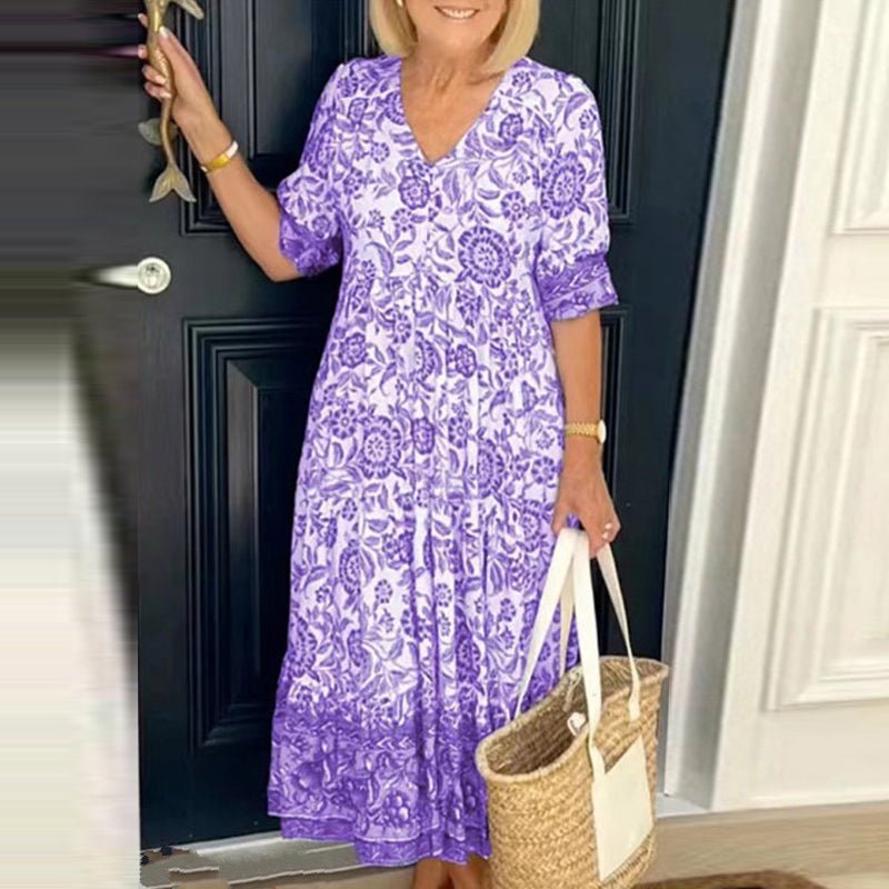 Robe d'été violette à motifs floraux portée par une femme, tenant un sac en osier. Mode féminine élégante, tenue décontractée pour la saison estivale.