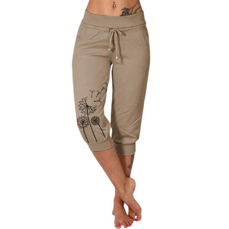 Pantalon capri beige pour femme avec motif pissenlit, taille élastique, cordon de serrage, poches latérales. Mode décontractée, tendance été.