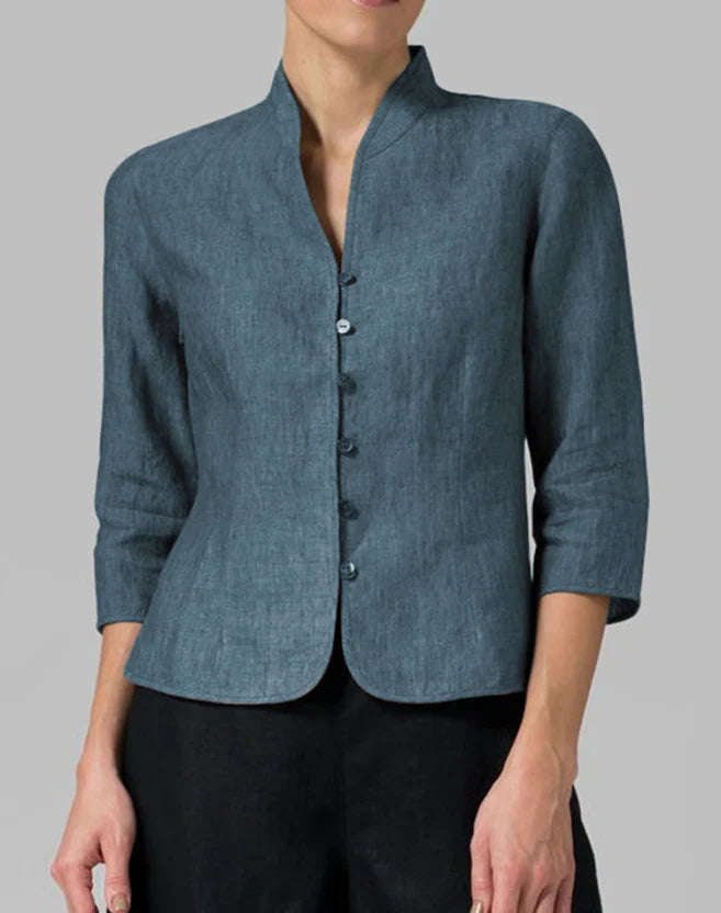 Blouse en lin bleu pour femme, manches trois-quarts, col mao, boutons devant. Mode élégante, tenue décontractée, style moderne.