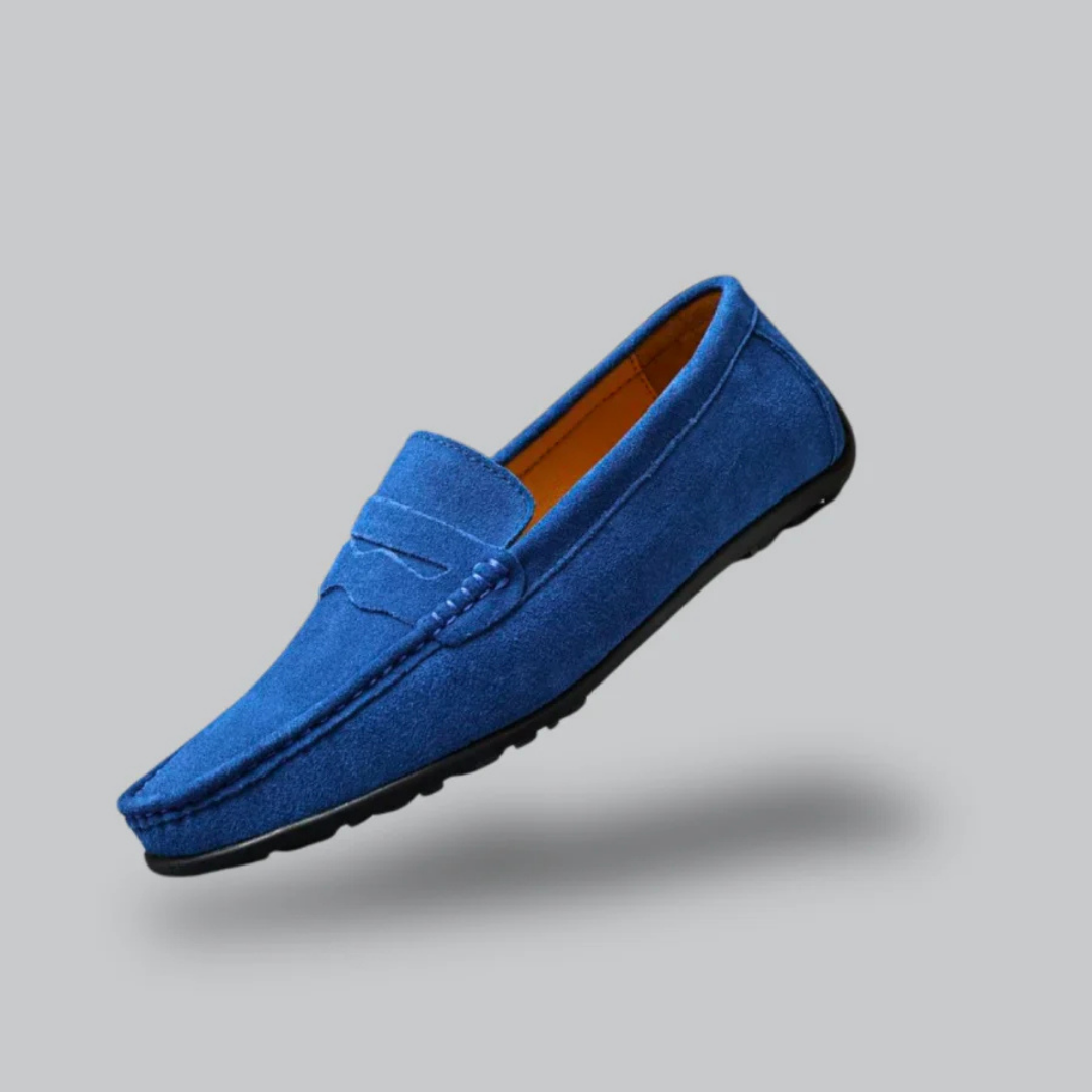 Mocassin bleu en daim pour homme, semelle noire antidérapante, style élégant et moderne, idéal pour mode masculine et confort quotidien.