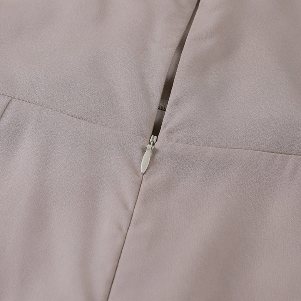 Fermeture éclair sur tissu beige, gros plan. Mode, couture, textile, vêtement élégant, détail de couture, design moderne.