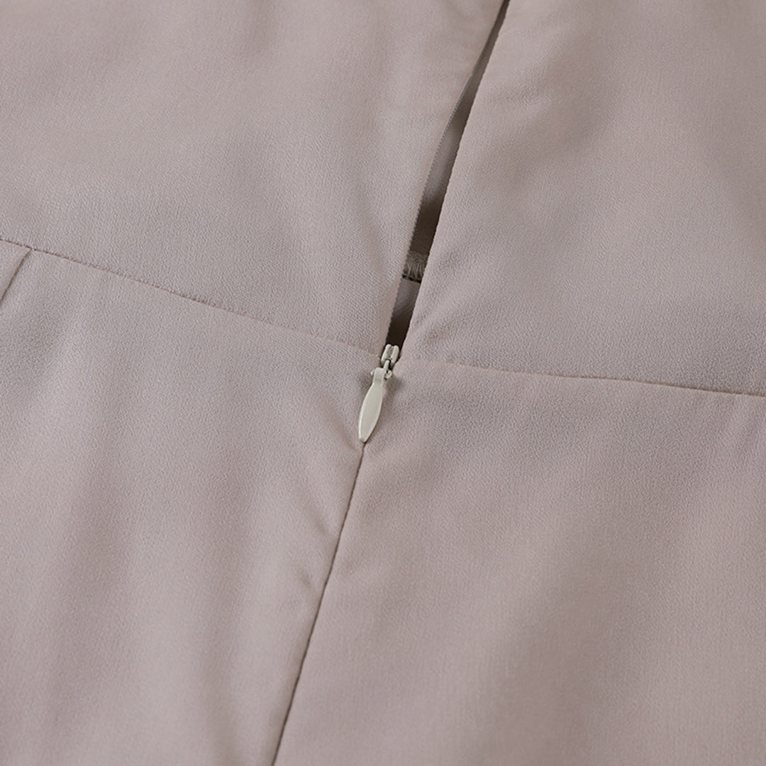 Fermeture éclair sur tissu beige, gros plan. Mode, couture, textile, vêtement élégant, détail de couture, design moderne.