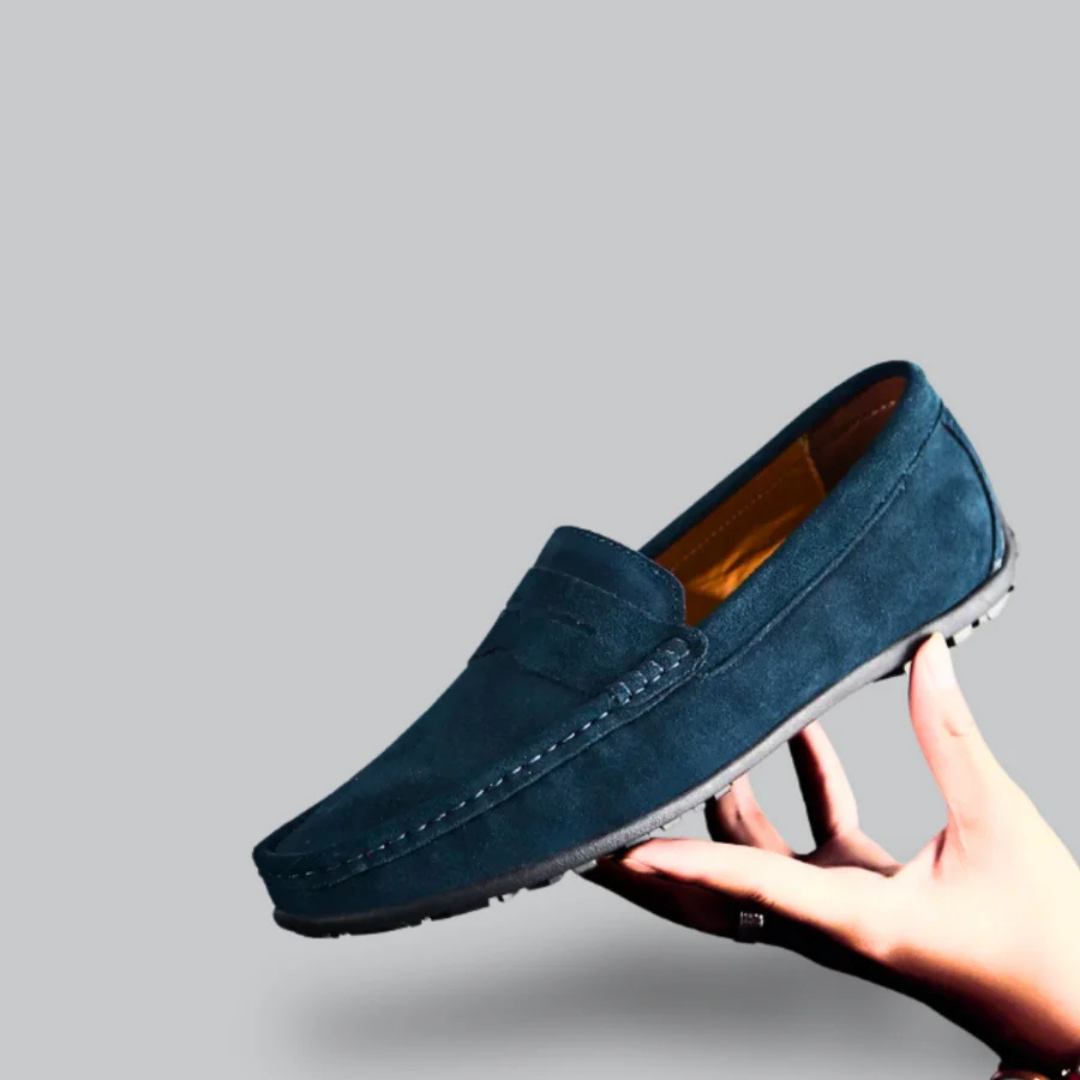 Mocassin en daim bleu marine pour homme, élégant et moderne, semelle antidérapante, idéal pour un style décontracté ou formel.