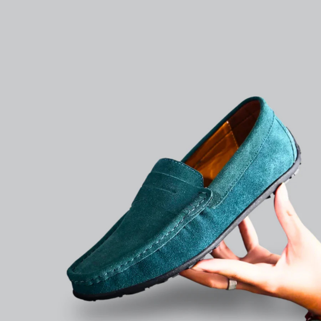 Mocassin en daim vert pour homme, élégant et confortable, semelle noire antidérapante, idéal pour un style décontracté et chic.
