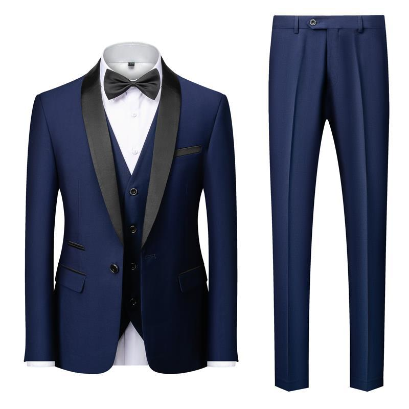 Costume trois pièces bleu marine élégant avec veste à revers noir, gilet assorti, chemise blanche et nœud papillon, idéal pour mariage ou soirée.