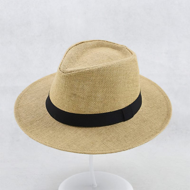 Chapeau Panama en paille beige avec ruban noir, élégant et intemporel, idéal pour l'été et les voyages. Accessoire mode classique et chic.