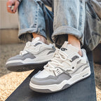 Baskets blanches et grises tendance portées avec un jean décontracté, style urbain moderne, chaussures de sport à la mode pour hommes.
